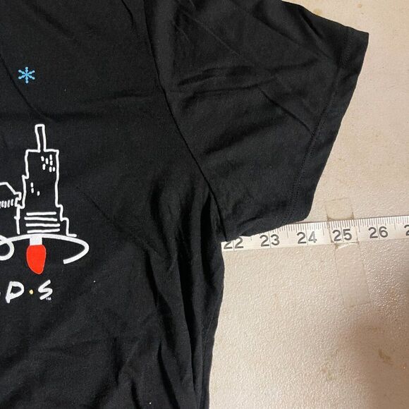 FriendsβNYC Skyline Christmas Lights T-Shirt | XL | Black & Festive πβ¨ - Picture 4 of 6